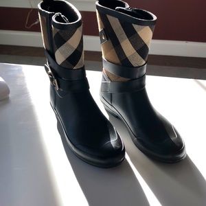 EUC Burberry Rain Boots